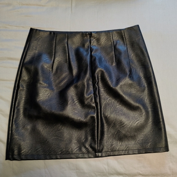 Black faux leather skirt - Picture 2 of 3